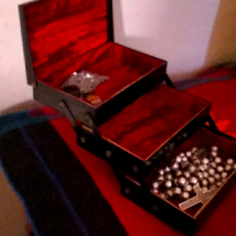 Small jewelry box with 3 compartments